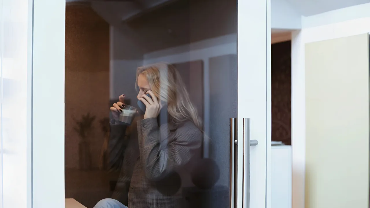 Billede af medarbejder i flügger group A/S som taler i telefon
