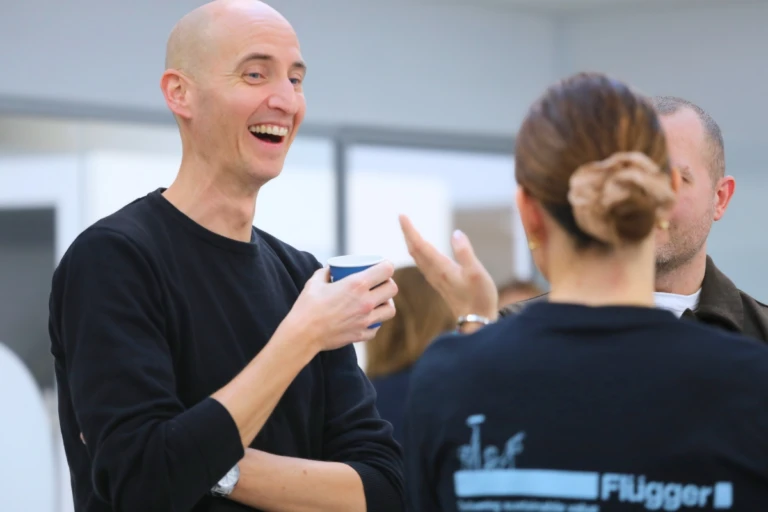 Colleagues chatting during a workshop at Flügger.