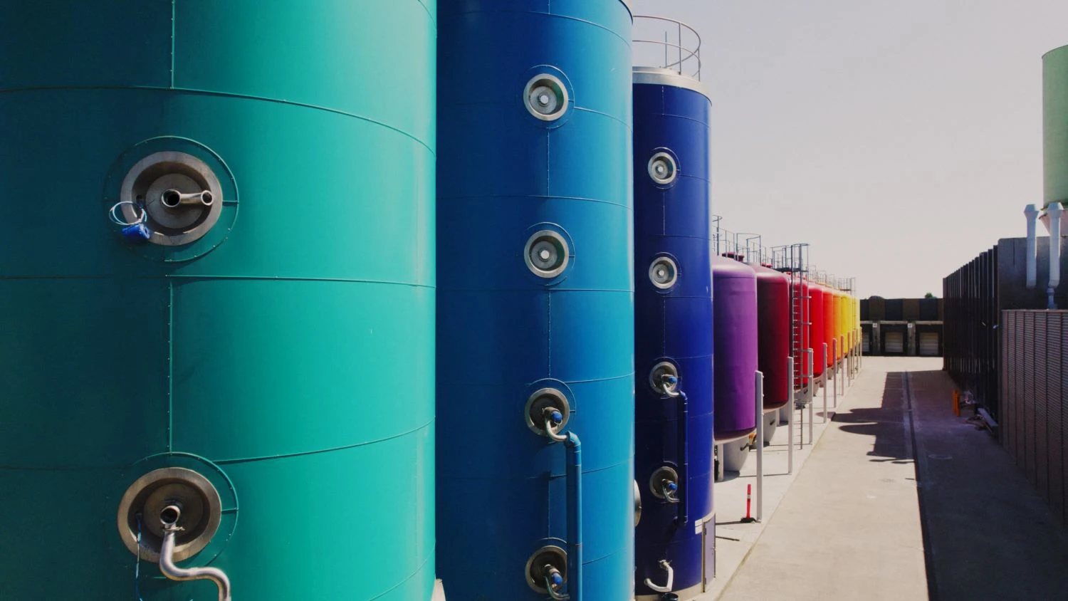 Farverige tanke på Flüggers fabrik i Kolding