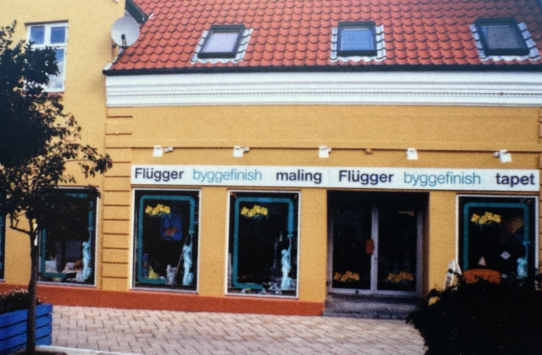 1975 - Flügger Farver starts for private costumers